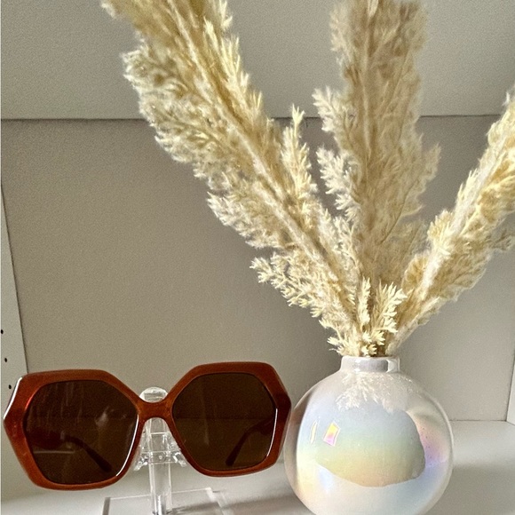 Francesca’s light brown oversized sunglasses - Picture 1 of 4